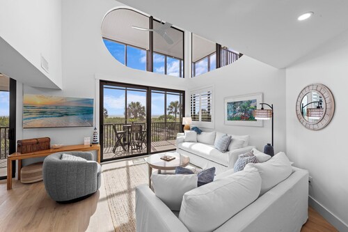 Wake up to sweeping Gulf views from every room in this upscale 3BR/3BA townhome in Sanibel’s exclusive Cyprina Complex. Enjoy effortless island living with a whole-home carbon-filter water filtration system!