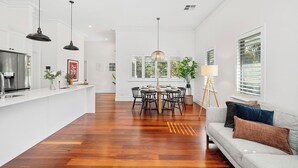 Smart TV - Stylish Suburban Getaway: Spacious & BBQ in Bayswater (Bayswater)