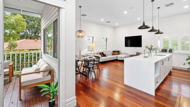 Smart TV - Stylish Suburban Getaway: Spacious & BBQ in Bayswater (Bayswater)