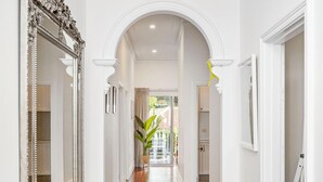 Interior - Stylish Suburban Getaway: Spacious & BBQ in Bayswater (Bayswater)