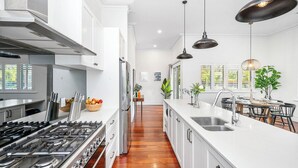 Coffee/tea maker, fridge, microwave, oven - Stylish Suburban Getaway: Spacious & BBQ in Bayswater (Bayswater)