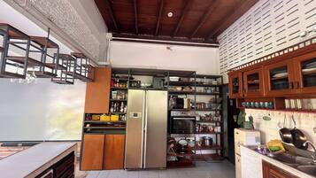 Een koelkast, een microgolfoven, een oven, een kookplaat