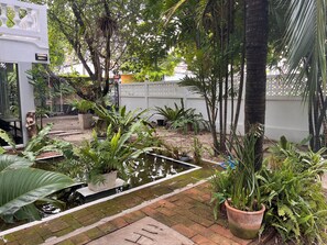Property grounds - Bright and Cozy Bedroom with AC in a Stylish Thai House, Primary Location. (Muang Chiang Mai)