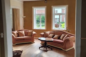 Fireplace, books - Lovely apartment - lots of space (Looft)