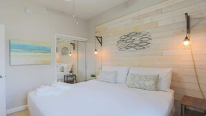 1 bedroom, iron/ironing board, WiFi, bed sheets - Sand Dollar Point - Pool, Bay, Hot Tub, 10 min to beach (St. Petersburg)