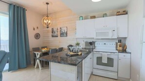 Coffee/tea maker, fridge, microwave, oven - Sand Dollar Point - Pool, Bay, Hot Tub, 10 min to beach (St. Petersburg)