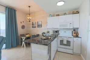 Fridge, microwave, oven, stovetop - Sand Dollar Point - Pool, Bay, Hot Tub, 10 min to beach (St. Petersburg)