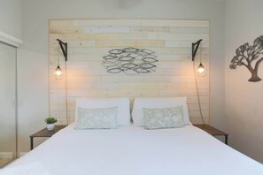 1 bedroom, iron/ironing board, WiFi, bed sheets - Sand Dollar Point - Pool, Bay, Hot Tub, 10 min to beach (St. Petersburg)