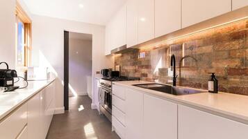 Coffee/tea maker, fridge, microwave, oven