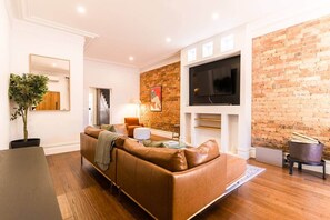 TV, fireplace - Elegant Seddon Stay  Historic Charm & Modern Twist (Seddon)
