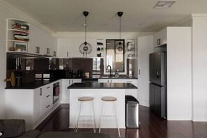 Frigorífico, microondas, horno y placa de cocina