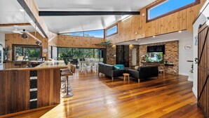 TV - Large Beach Retreat with Ocean Breeze and Style (Hastings Point)