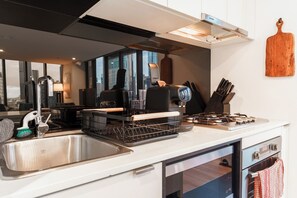 Wasserkocher mit Kaffee-/Teezubehör, Kühlschrank, Mikrowelle, Ofen