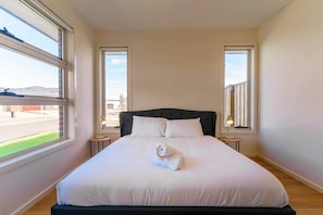 4 bedrooms, desk, WiFi, bed sheets - Light-Filled Werribee Escape (Werribee)