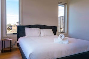 4 bedrooms, desk, WiFi, bed sheets