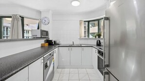 Een koffiezetapparaat/waterkoker, een koelkast, een magnetron, een oven