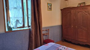 Iron/ironing board, WiFi, bed sheets