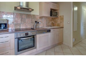 Fridge, microwave, dishwasher, coffee/tea maker