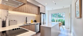 Family Oasis 3BR vs Backyard Near Beach in Torbay