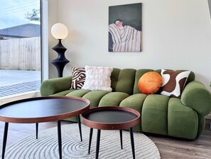 TV - Family Oasis 3BR vs Backyard Near Beach in Torbay (Auckland)