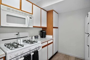 Frigorifero, microonde, forno, piano cottura