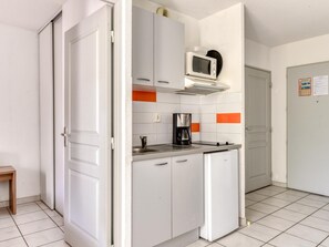 Kühlschrank, Mikrowelle, Wasserkocher mit Kaffee-/Teezubehör, Hochstuhl