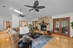 Smart-tv, eldstad, dvd-spelare och böcker