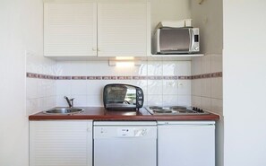 Fridge, microwave, dishwasher, coffee/tea maker
