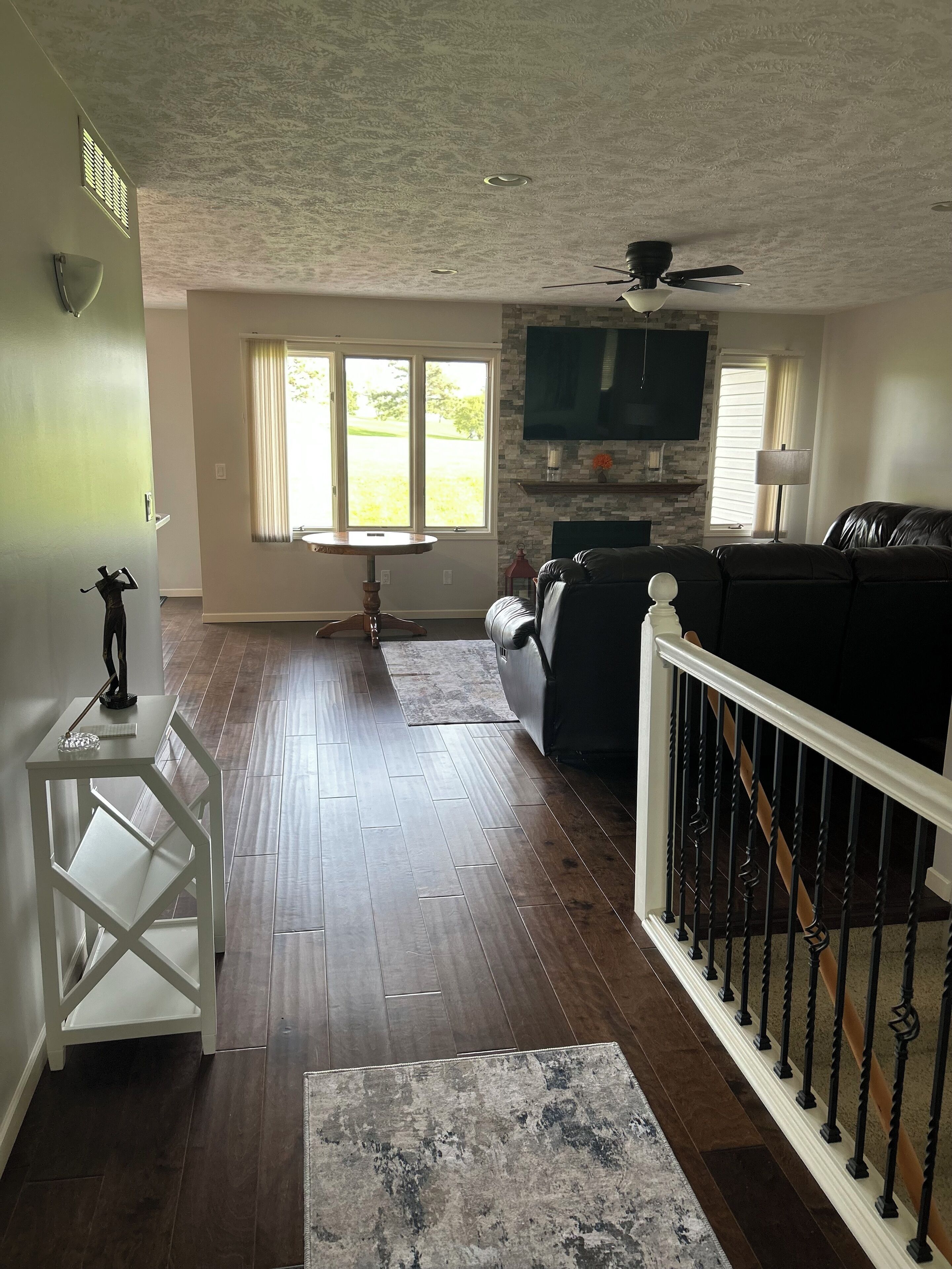 Televisión y chimenea 