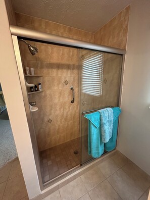 Hair dryer, towels, soap, toilet paper - The Getaway on the Green – Spacious Retreat with Golf Course Views (Nebraska City)