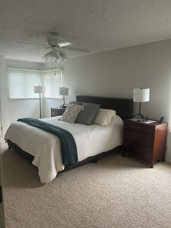 3 habitaciones, tabla de planchar con plancha, wifi y ropa de cama 