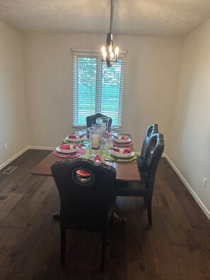 Dining - The Getaway on the Green – Spacious Retreat with Golf Course Views (Nebraska City)