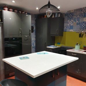 Fridge, microwave, oven, stovetop - Country house (ABBECOURT)