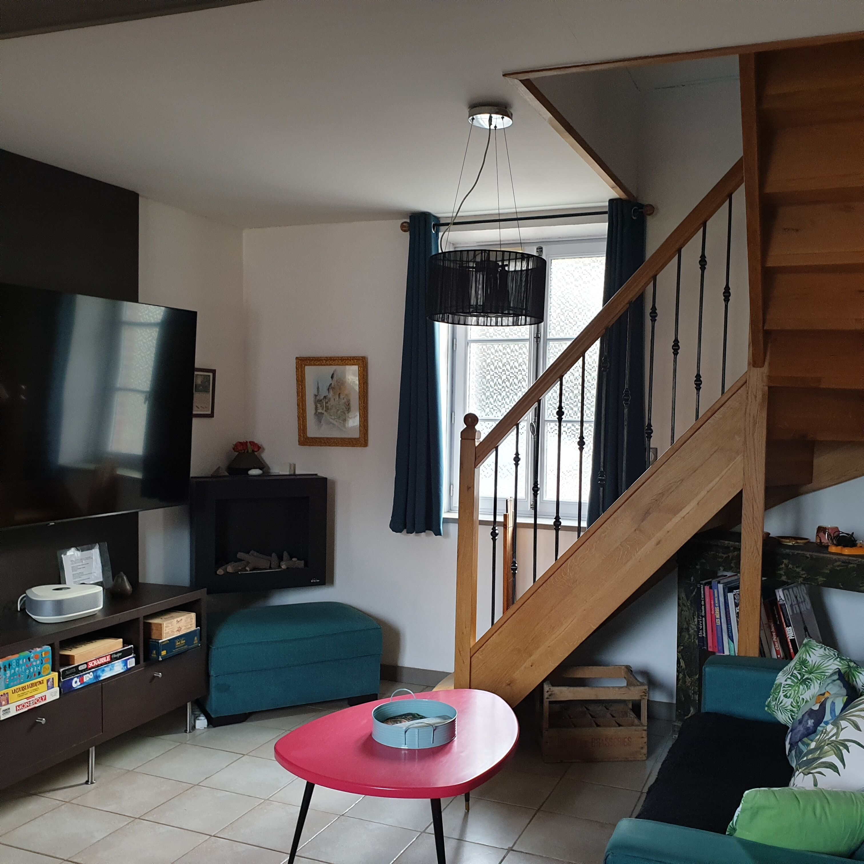 Télévision, lecteur de DVD, livres