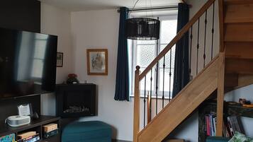 Fernseher, DVD-Player, Bücher