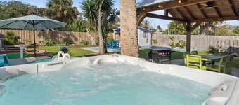 Golf & Tiki Fun: Family Oasis with Pool and Saltwater Spa – Dogs Welcome