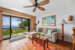 Smart TV - Summer Deal Oceanfront Kona 1BR Condo with Pool and Sunset Views (Kailua-Kona)