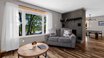 Televisor intel·ligent, reproductor de DVD i taula de tennis de taula