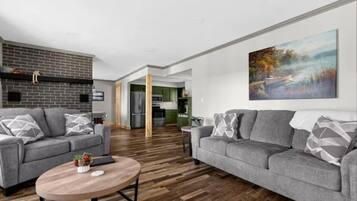 Televisor intel·ligent, reproductor de DVD i taula de tennis de taula