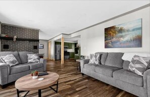 Smart-tv, een dvd-speler, een tafeltennistafel en boeken