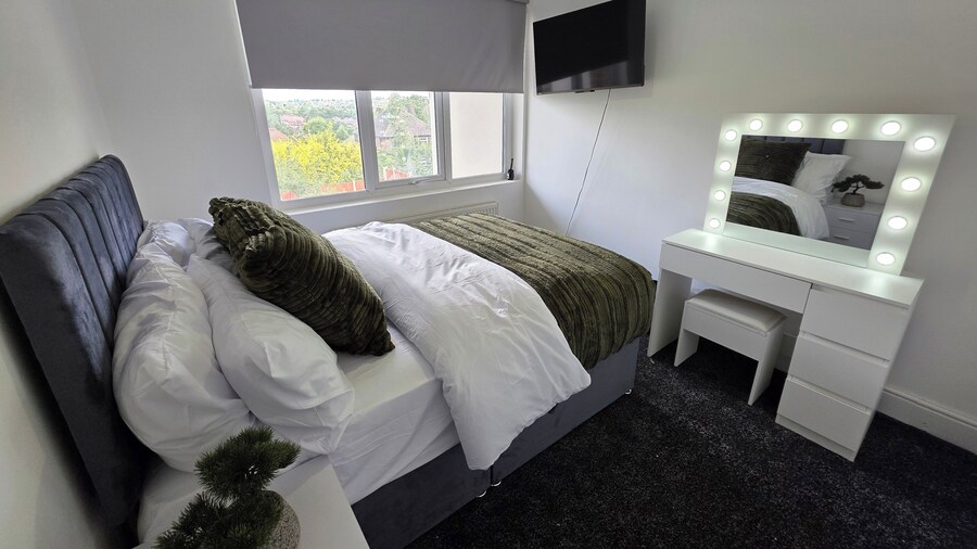 5 Beds, 7 Guests, Private Garden, Free Parking
