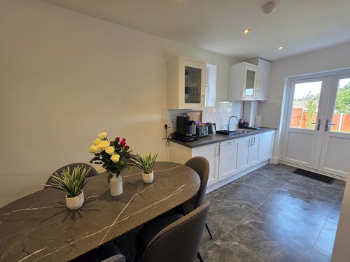 5 Beds, 7 Guests, Private Garden, Free Parking