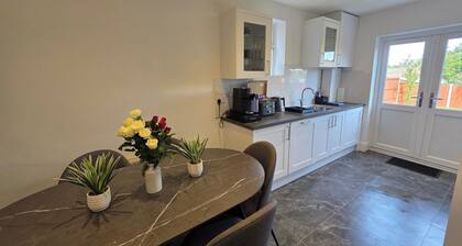 5 Beds, 7 Guests, Private Garden, Free Parking