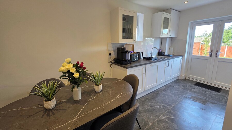 5 Beds, 7 Guests, Private Garden, Free Parking