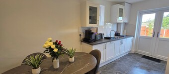 5 Beds, 7 Guests, Private Garden, Free Parking