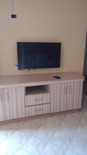 Deluxe dubbelrum - utsikt mot staden | Gratis wi-fi och sängkläder