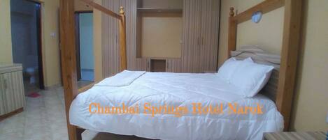 Deluxe dubbelrum - utsikt mot staden | Gratis wi-fi och sängkläder