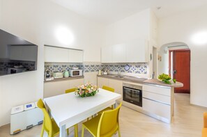 Frigorifero, microonde, forno, piano cottura