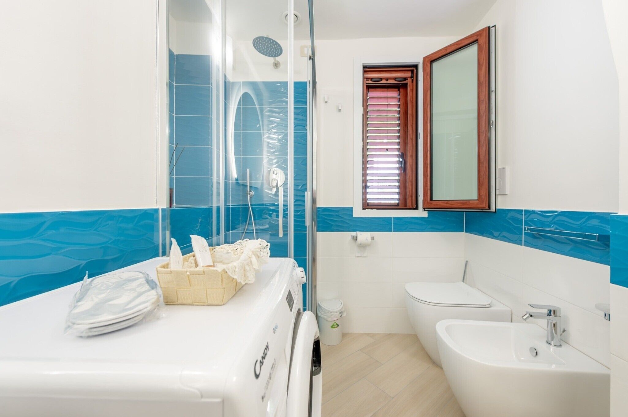 Een douche, een haardroger, handdoeken