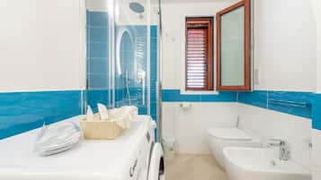 Dusche, Haartrockner, Handtücher